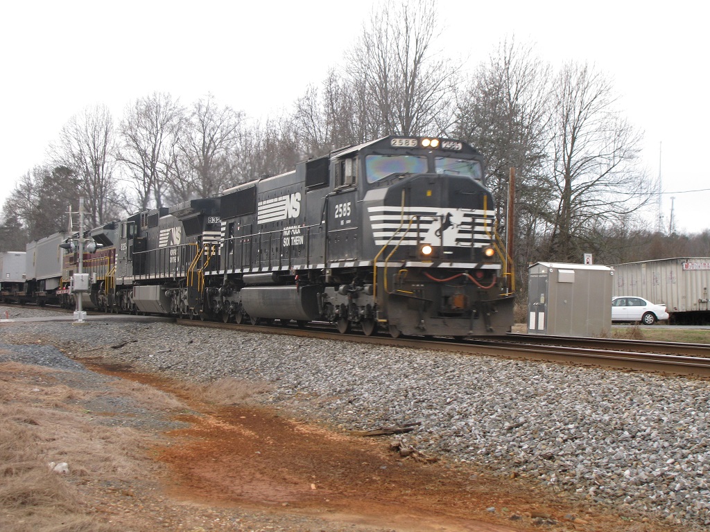NS 2585 leads Train 212 north at Sewell